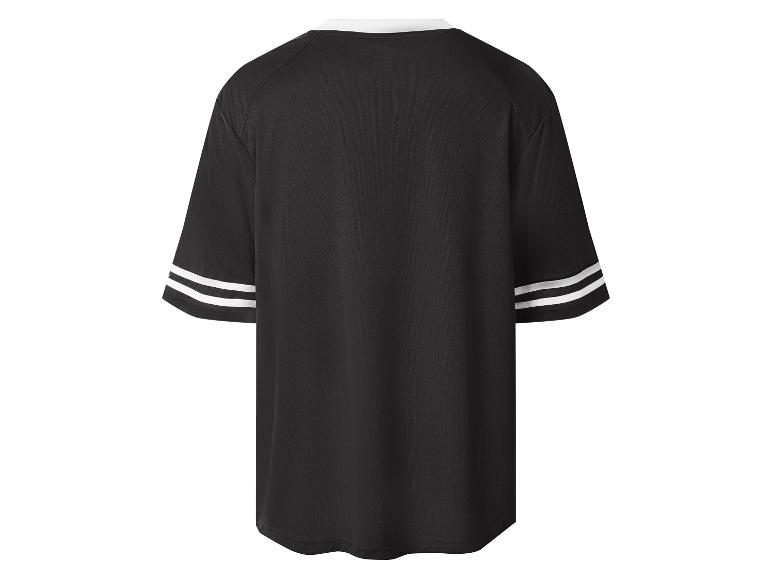 Schwarzes T-Shirt mit weißem Kragen und zwei weißen Streifen an den Ärmeln, Rückansicht