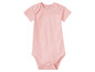 Ein rosa Baby-Body mit kurzen Ärmeln.