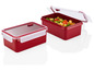 Zwei rote Plastik-Lunchboxen mit Deckeln, eine mit Pastasalat.