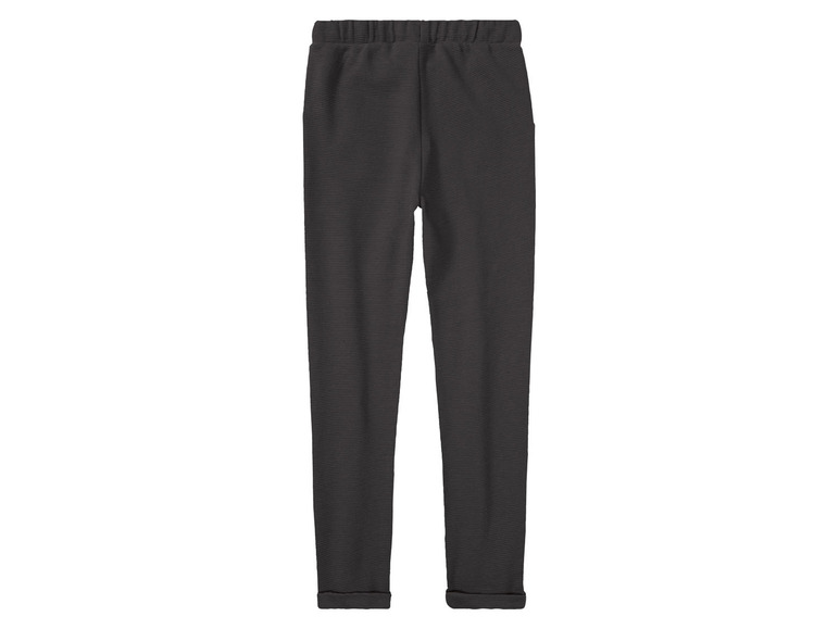 Schwarze Hose mit umgeschlagenen Hosenbeinen