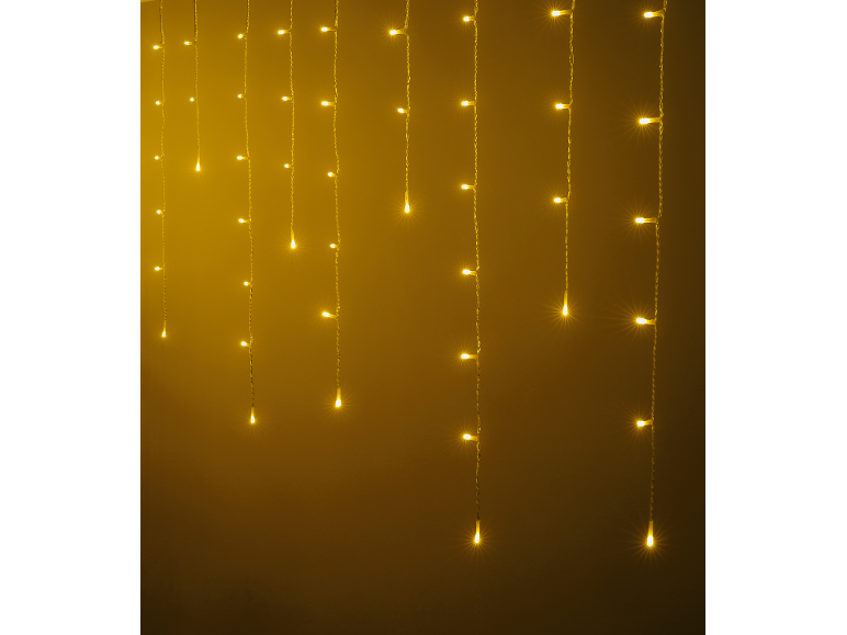 Gelbe LED-Lichterkette vertikal an dunklem Hintergrund hängend.