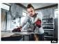 Mann schneidet Metall mit dem PARKSIDE PERFORMANCE Akku-Winkelschleifer. [KI-generiertes Bild]