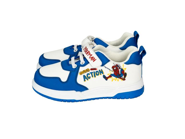 Ein Paar weiße und blaue Kindersneaker mit Superhelden-Grafik und dem Text „SWING INTO ACTION“.