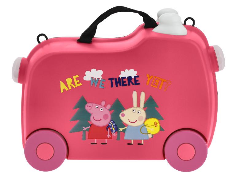 Rosa Kinder-Rollkoffer mit Zeichentrickfiguren und dem Text „ARE WE THERE YET?“.