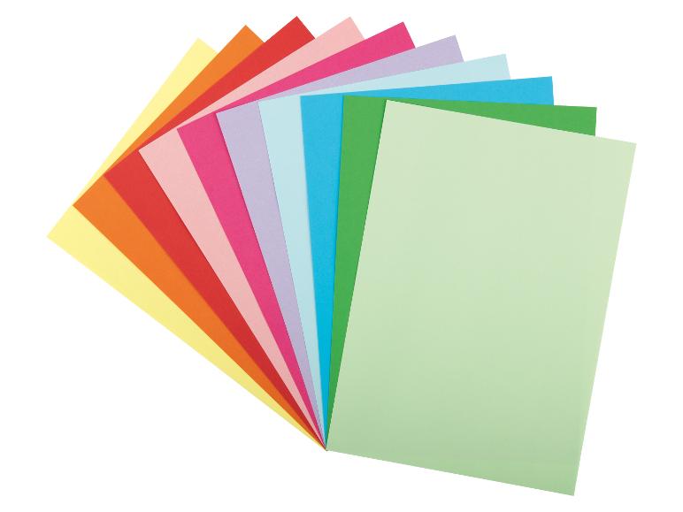 Set farbiger Papierblätter fächerförmig, von Gelb bis Hellgrün.