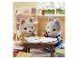 Zwei Sylvanian Families Kätzchen malen an einem Tisch mit Büchern.