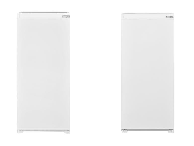 Zwei weiße aufrechte Gefrierschränke mit oberen Scharnieren und verstellbaren Füßen