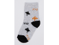 Graue Kindersocke mit schwarzen und orangefarbenen Geistern und orangefarbenem „BOO!“-Schriftzug.