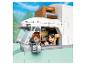 Drei Lego Friends Figuren in einem Wohnmobil, mit Wald und blauem Himmel im Hintergrund.