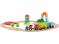 Buntes Holzeisenbahn-Set mit Schienen, Brücke und Bausteinen.