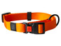 Ein orangefarbenes Hundehalsband mit schwarzem Klickverschluss der Marke Karlie.