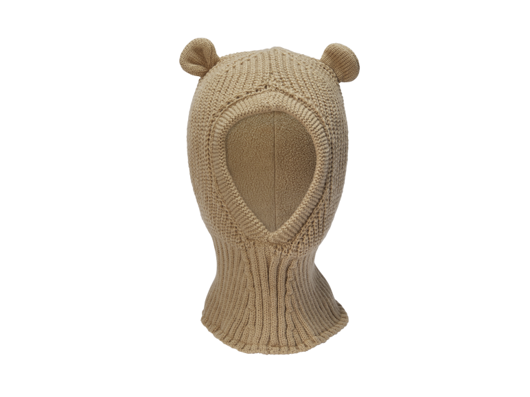 Gestrickte Sturmhaube mit Bärenohren in Hellbraun, Vorderansicht.