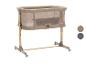 Fillikid Babybett in Beige mit Holzrahmen und Rollen.
