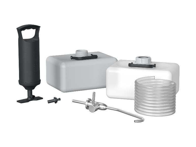 Schwarze Pumpe, zwei weiße Wassertanks, ein Schlauch und ein Zapfhahn für Getränkespender.