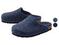 Zwei Paar blaue Wollpantoffeln mit Korksohle.