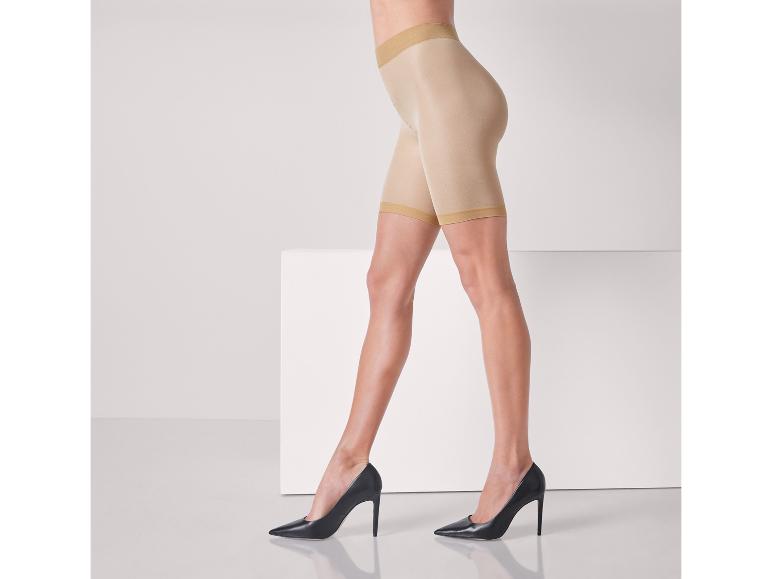 Beige Shorts und hohe Absätze.