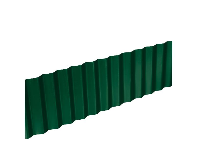 Grünes Metalldach mit wellenförmigen Paneelen.