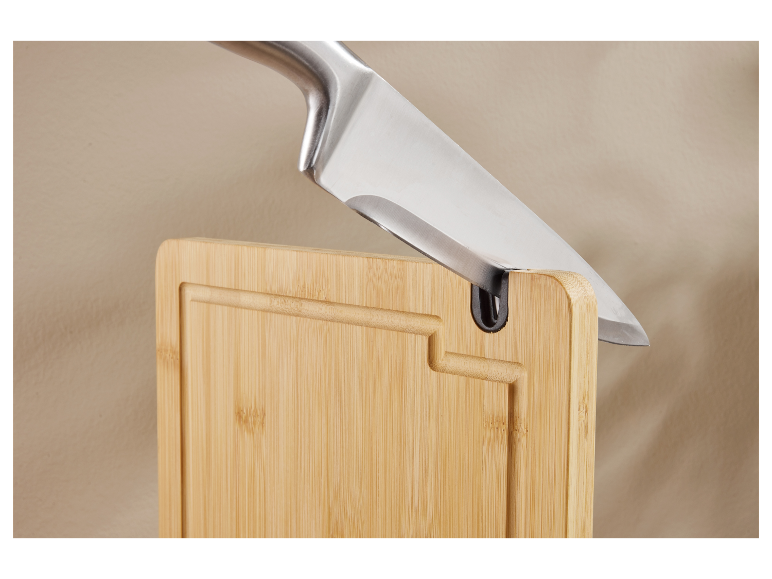 Küchenmesser in einem Bambusschneidebrett.
