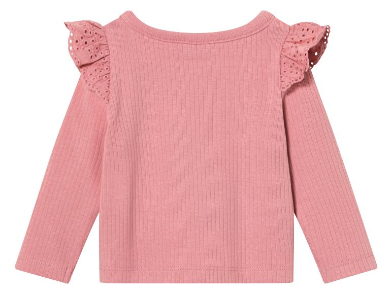 Ein rosafarbenes Langarmshirt aus Rippstrick mit Spitzendetails.