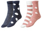 Zwei Paar weiche Socken, eines mit Streifen und Punkten, das andere mit Streifen und Herzen.