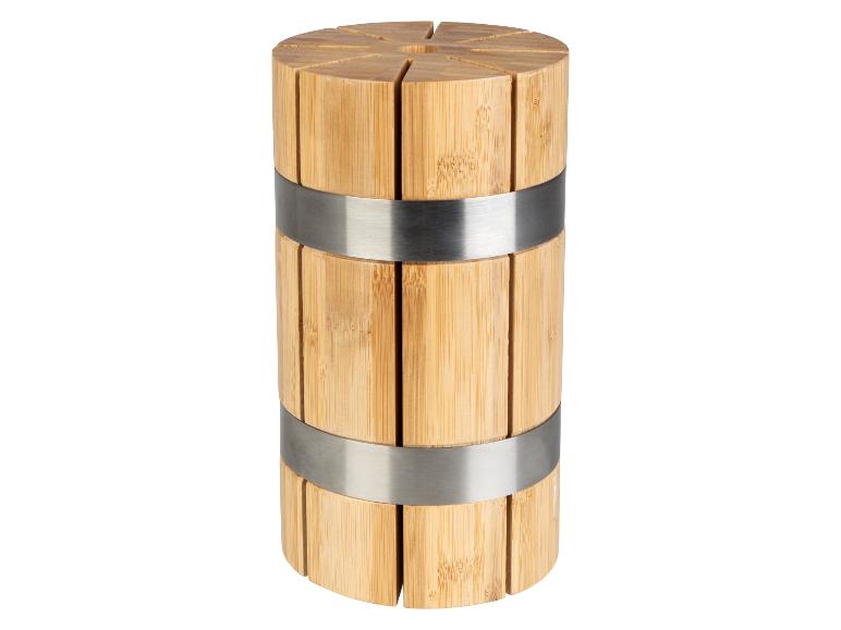 Ein Messerblock aus Bambusholz mit Metallringen.