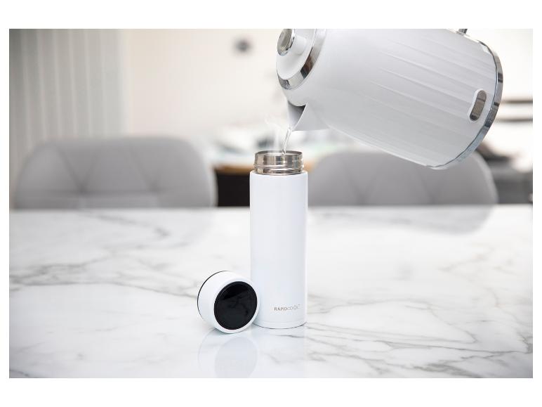 Weißer Wasserkocher gießt heißes Wasser in eine weiße RAPIDCOOL-Thermosflasche auf einer Marmorplatte.