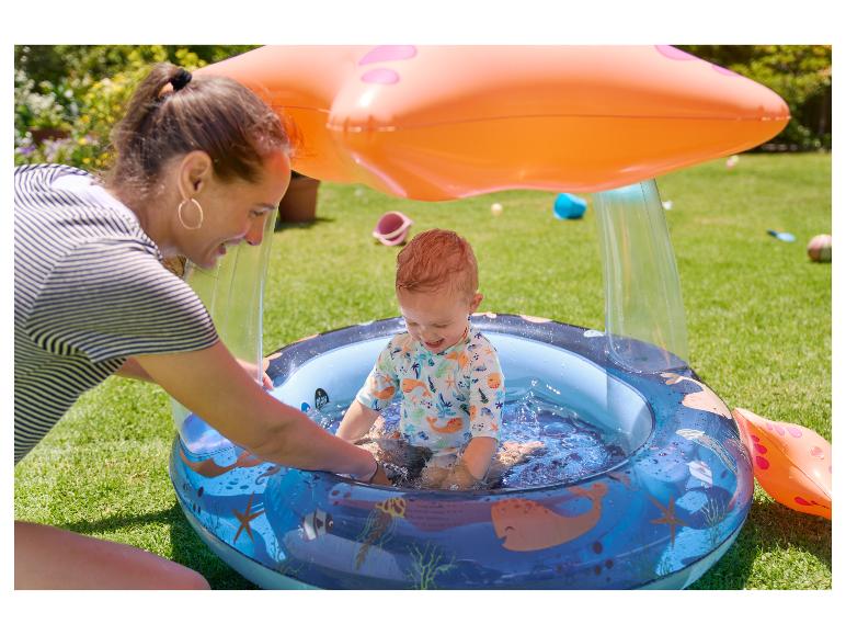 Kinderschwimmbecken und aufblasbares Spielzeug, Ozeanthema.