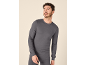 Mann in dunkelgrauem langärmligem Thermoshirt und passender Hose