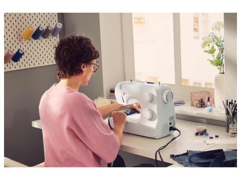 Eine Frau näht mit der SILVERCREST Nähmaschine SNM 33 D2.