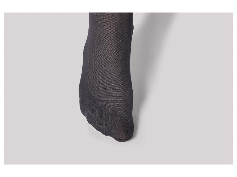 Nahaufnahme des Zehs in einer schwarzen Strumpfhose.