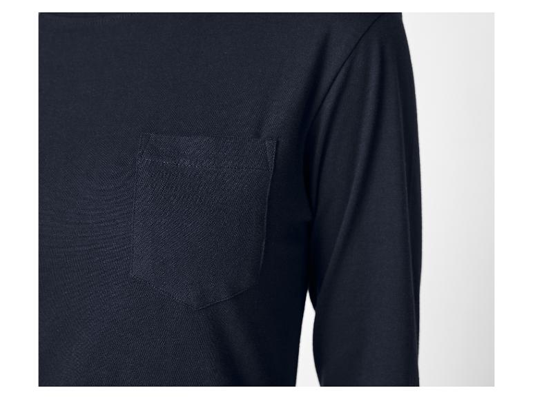 Dunkles Langarm-T-Shirt mit Brusttasche.