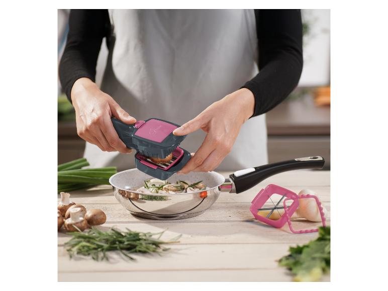 Person schneidet Pilze mit einem Genius Gemüseschneider in eine Pfanne.