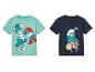Zwei Smurfe-T-Shirts für Jungen, eins mit einem Schlagzeug und eins mit verschiedenen Smurfen.