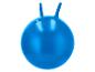 Blauer Hüpfball mit Griffen auf weißem Hintergrund