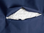 Blauer Stoffbezug mit offenem Reißverschluss, gefüllt mit weißen Polystyrolkügelchen.