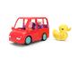 Rotes Spielzeugauto mit Figuren und gelbe Gummiente.