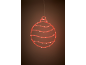 Rote LED-Weihnachtskugel-Silhouette mit Wellenstreifen, hängend vor dunklem Hintergrund.
