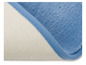 Blaue Badematte mit rutschfester Unterseite.