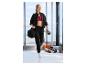 Frau in schwarzem Trainingsanzug und rotem Sport-BH, mit Tasche und Wasserflasche, im Fitnessstudio.