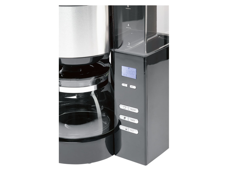 Eine schwarze Kaffeemaschine mit Glaskanne und digitalem Display.