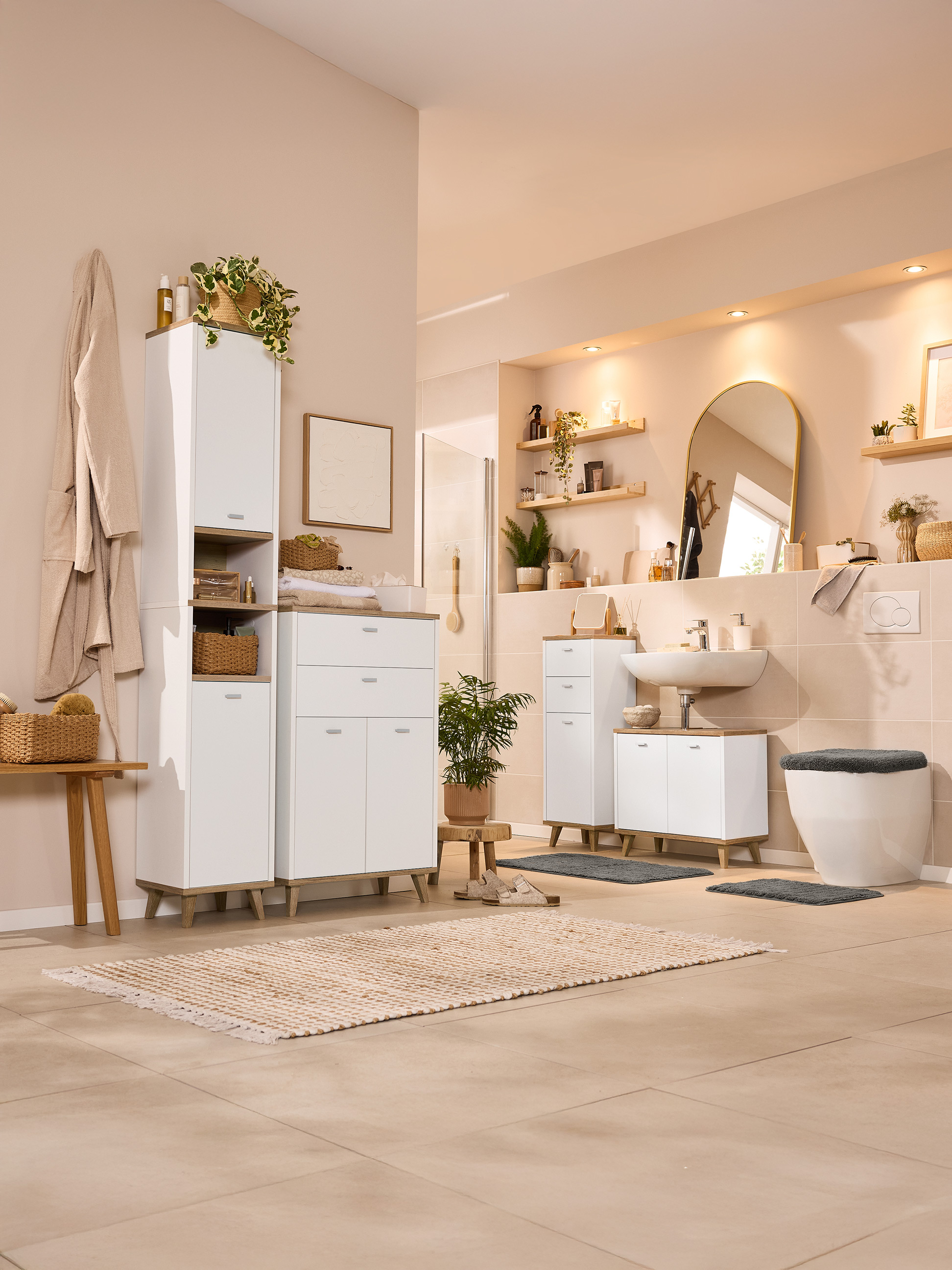 Helles Badezimmer mit weißen Möbeln, Holzdetails und Pflanzen.