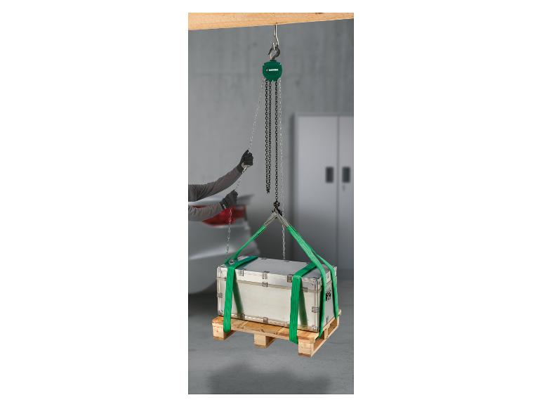 PARKSIDE Kettenzug hebt eine Kiste auf einer Palette mit grünen Hebebändern.