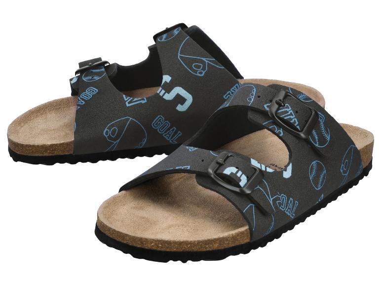 Herren-Sandalen mit Baseball-Muster und blauem Schriftzug „GOAL“.