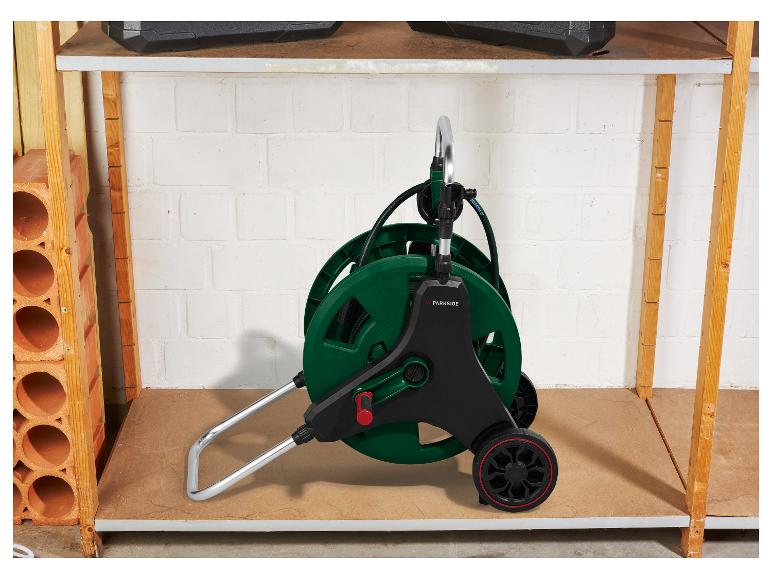 PARKSIDE Schlauchwagen mit Schlauch, auf einem Regal im Abstellraum.