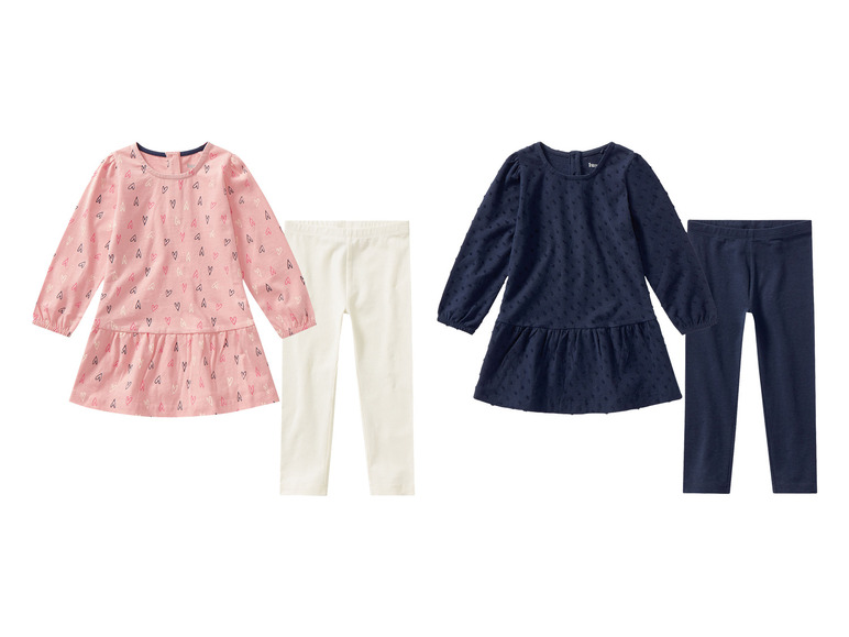 Zwei Mädchen-Outfits mit langen Ärmeln, eines mit rosa Kleid mit Herzchenmuster und weißen Leggings, eines mit dunkelblauem Kleid und dunkelblauen Leggings.