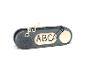Ein grauer Knopf mit den Buchstaben ABC, einem Mikrofon und einem Bleistift-Symbol