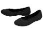 Ein Paar schwarze Damen-Ballerinas mit Strickmuster.