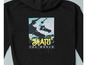 Ein schwarzer Hoodie mit einem Aufdruck eines Skateboarders und dem Text 'Skate the World'.