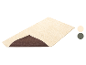 Beige Badematte mit Wellenmuster und rutschfester Unterseite.