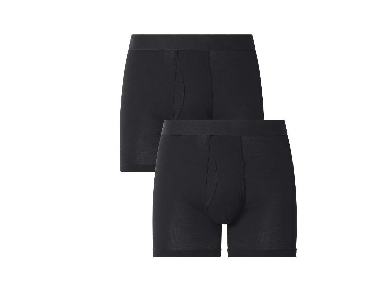 Zwei schwarze Herren-Boxershorts, eine leicht hinter der anderen.